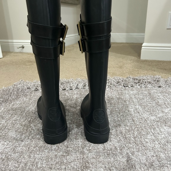Tory Burch, knee-high rubber boots with gold hardware. Size 7 - Picture 9 of 11